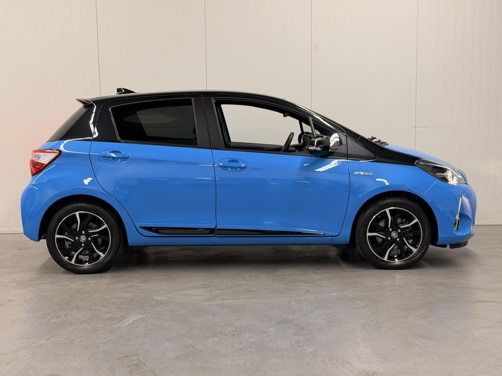 Toyota Yaris 1.5 hybrid skyblue edition