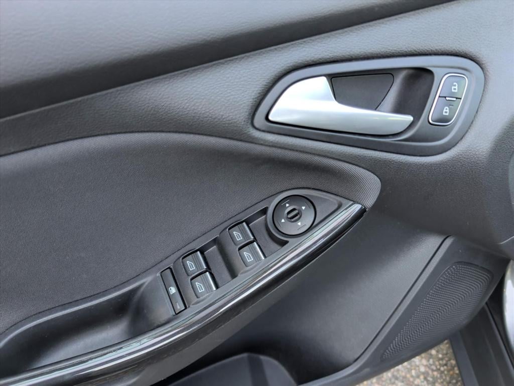 Ford Focus 1.0 ecoboost 5-deurs titanium | carplay | trekhaak | nwe distrib