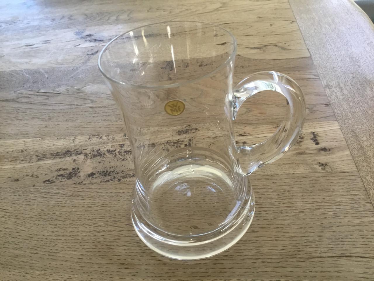 Kristallen bierpullen.