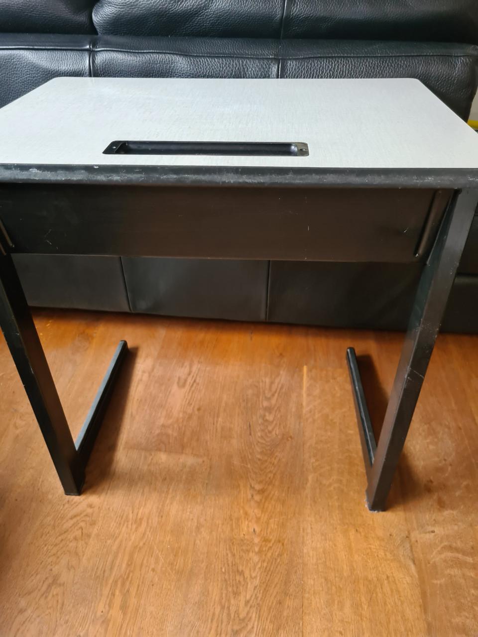 Kindertafeltje + stoeltje hout / metaal