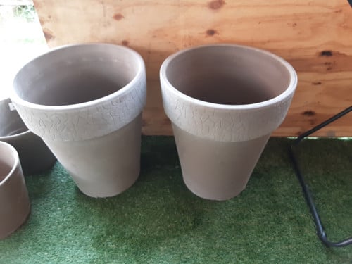 2 hele grote  nieuwe  bloempotten  hoogte 45 doorsnede 38 cm