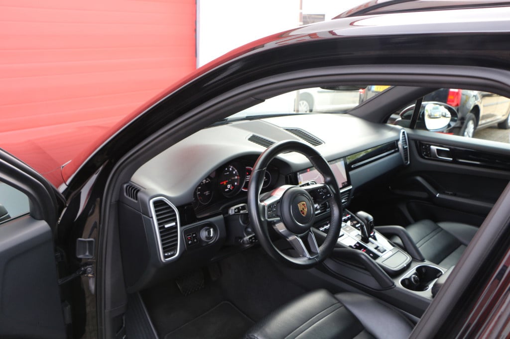 Porsche Cayenne 3.0 340pk trekhaak | all black | 22 inch