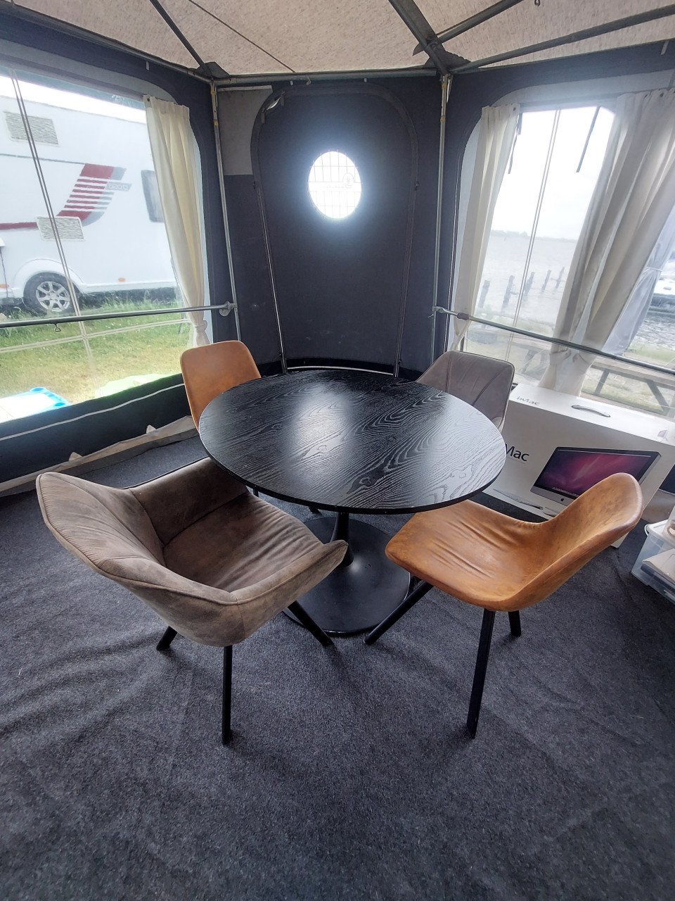 Eetkamerset ronde tafel + 4 stoelen