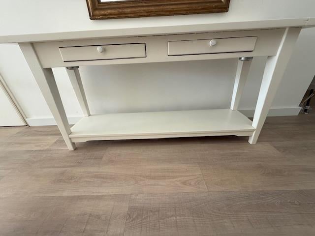 Wit houten sidetable