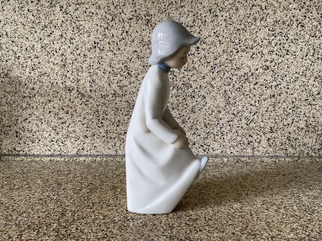 Porceleinen beeldje.  Hoog: 22 cm.   REX. Valencia.  Hand made in Spain.