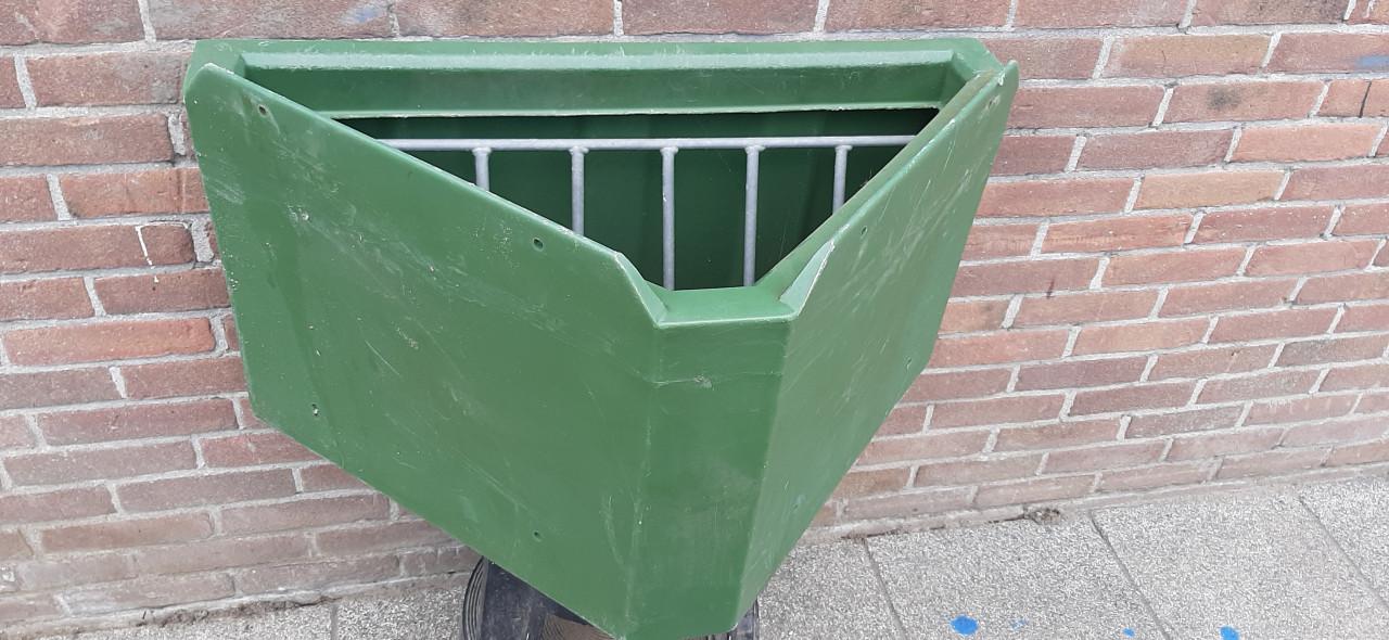Hoekvoerbak met hooi rek