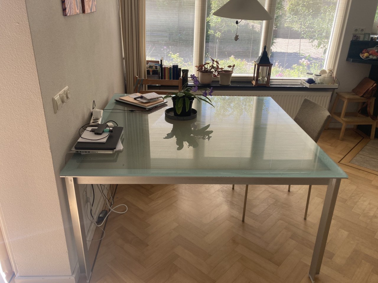 Eettafel, glazen plaat en aluminium frame, 140x140