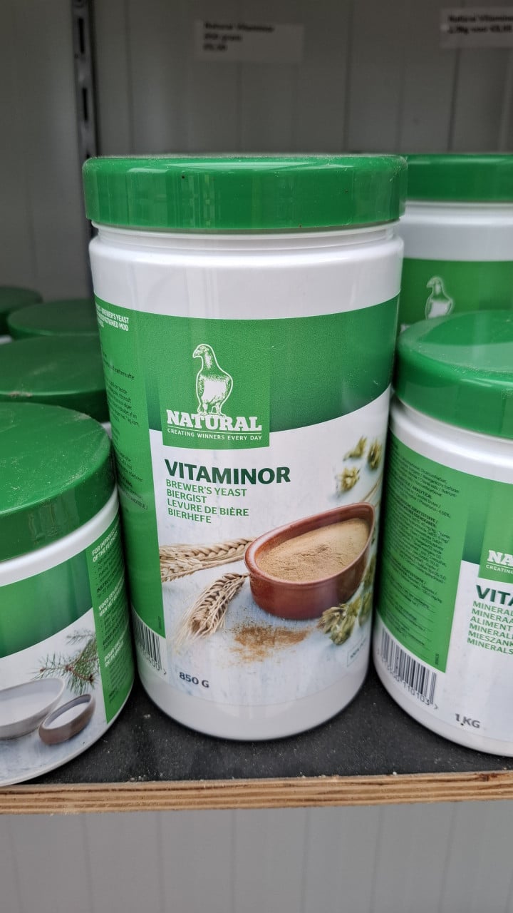Allerlei duivenvoeders- en benodigdheden