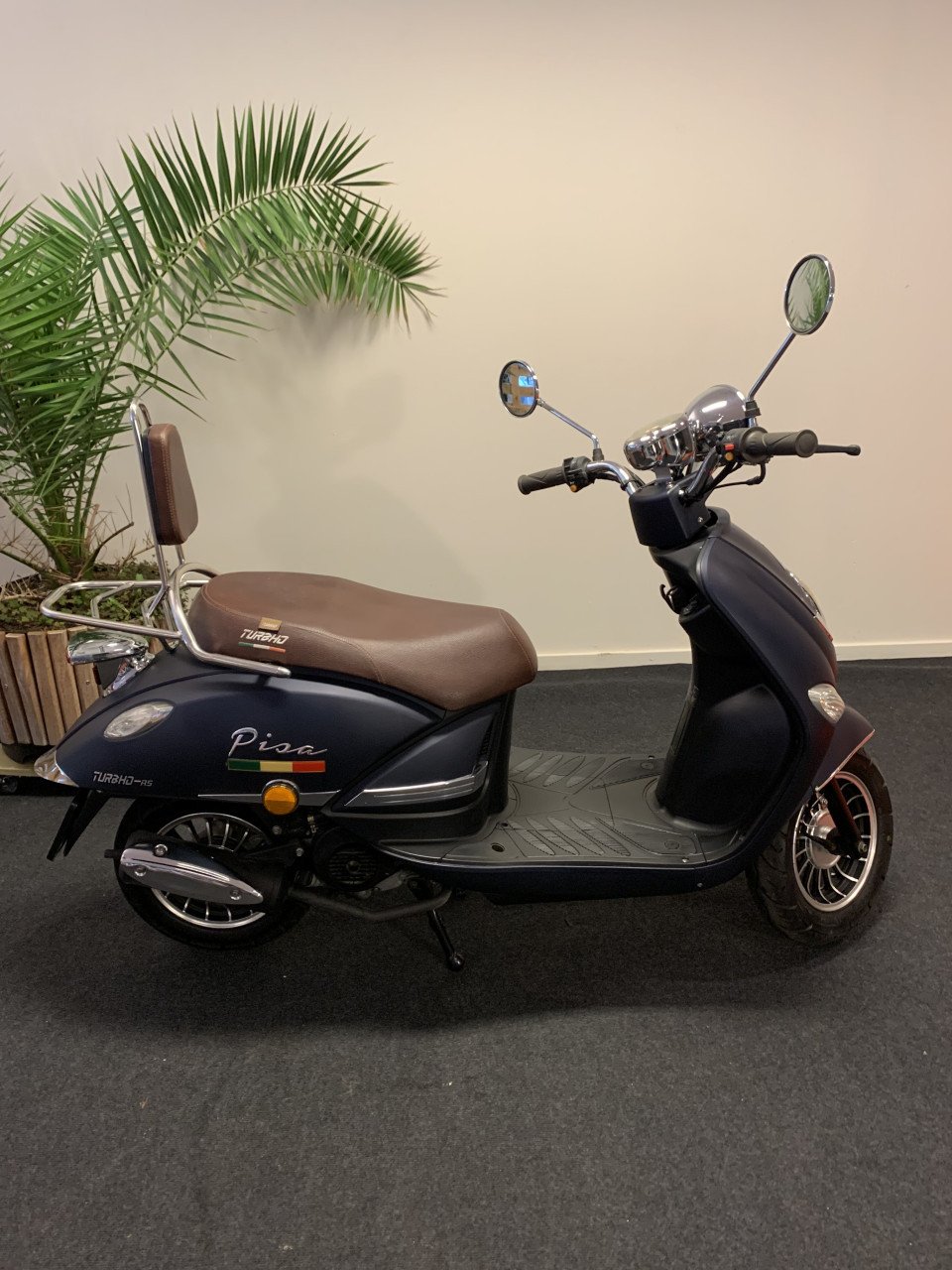 RETRO SCOOTER 25KM NU 595,= RIJKLAAR