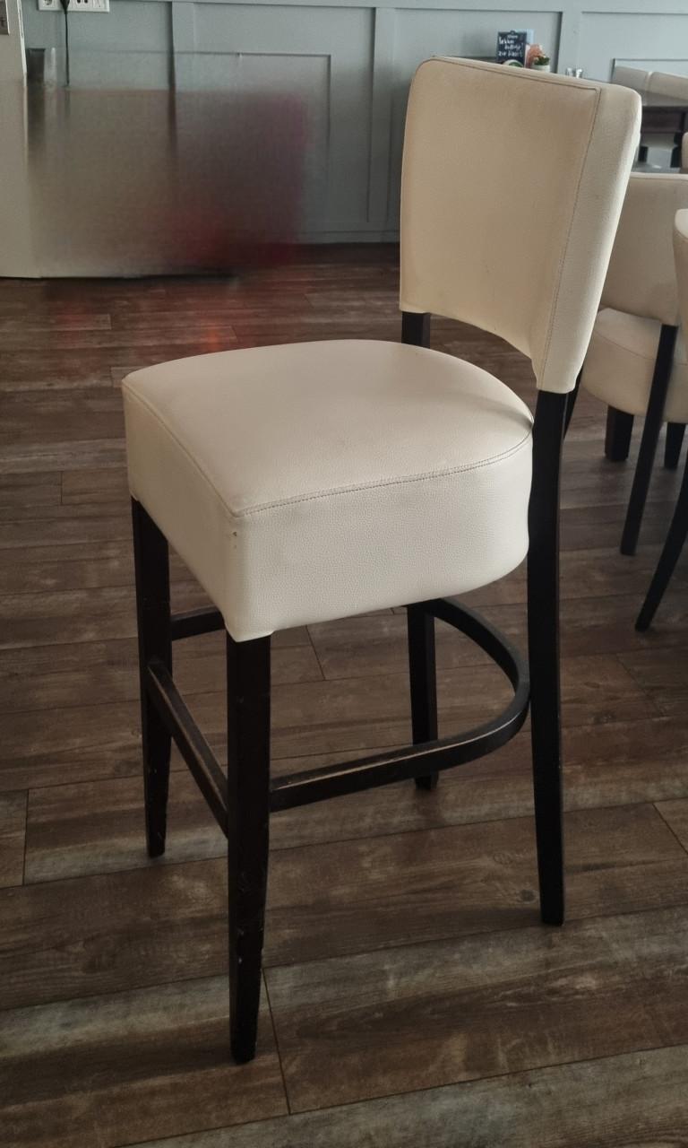 Partij stoelen en tafels