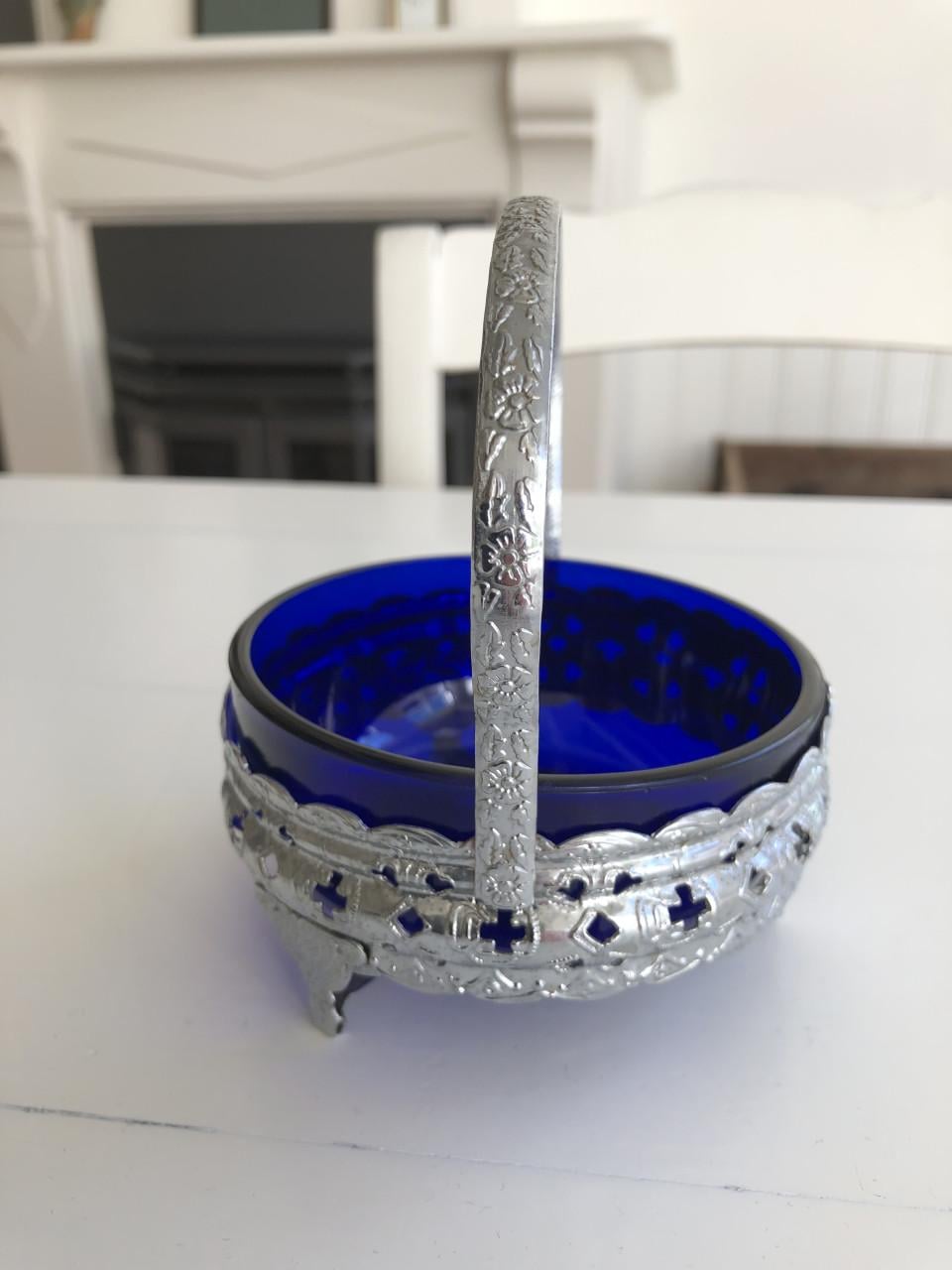 Lief brocante suikerschaaltje van blauw glas in metalen houdertje