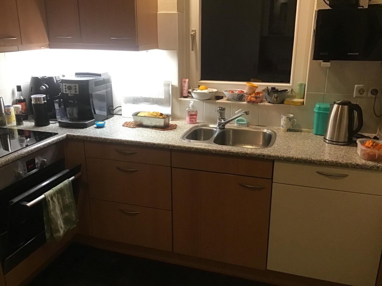 Doorleefde grenen vloer en keuken met koelkast/oven/kookplaat