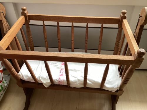 Houten poppenwieg