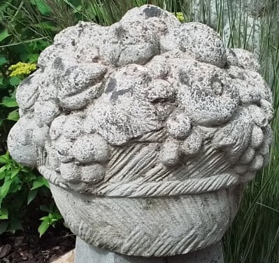 Zware fruitmand in beton.
