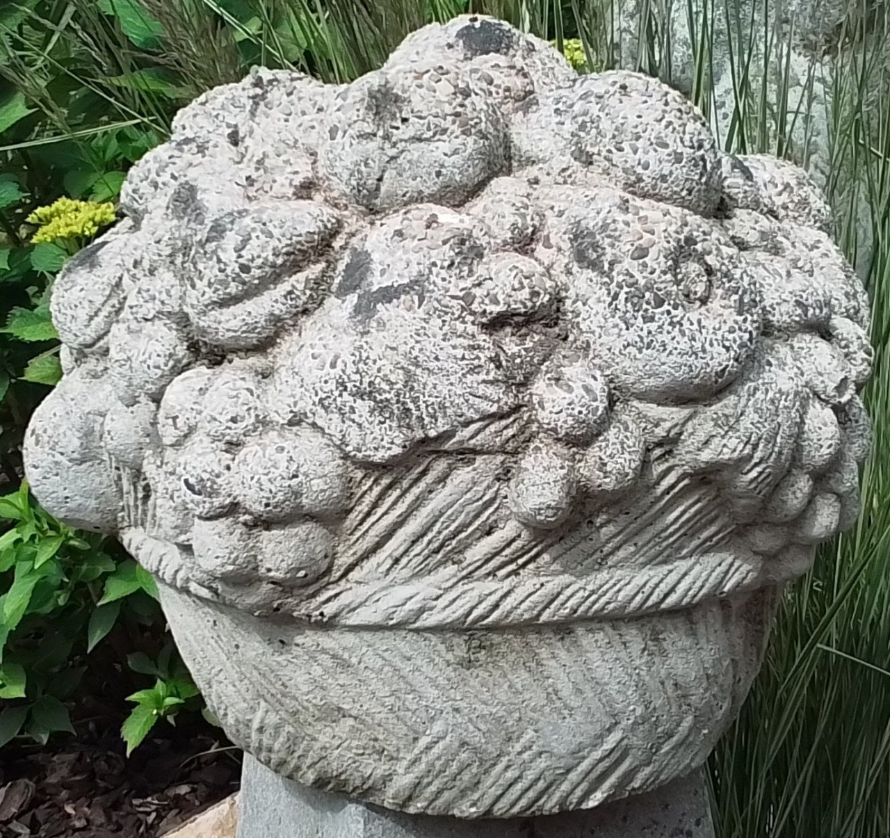 Zware fruitmand in beton.