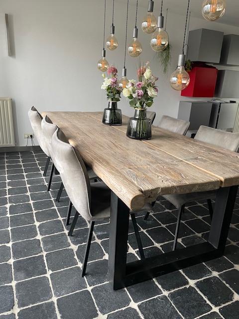 Eettafel van chinese luiken gemaakt