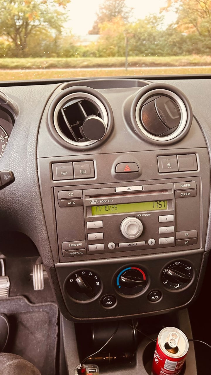 🚗 Ford Fiesta 1.6 benzine – 2005 – Rijdt en schakelt uitstekend!