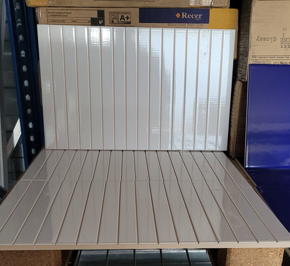 3035- 49 wandtegels 25x40 cm, strokenpatroon, wit glans, van € 33,86/m² vr