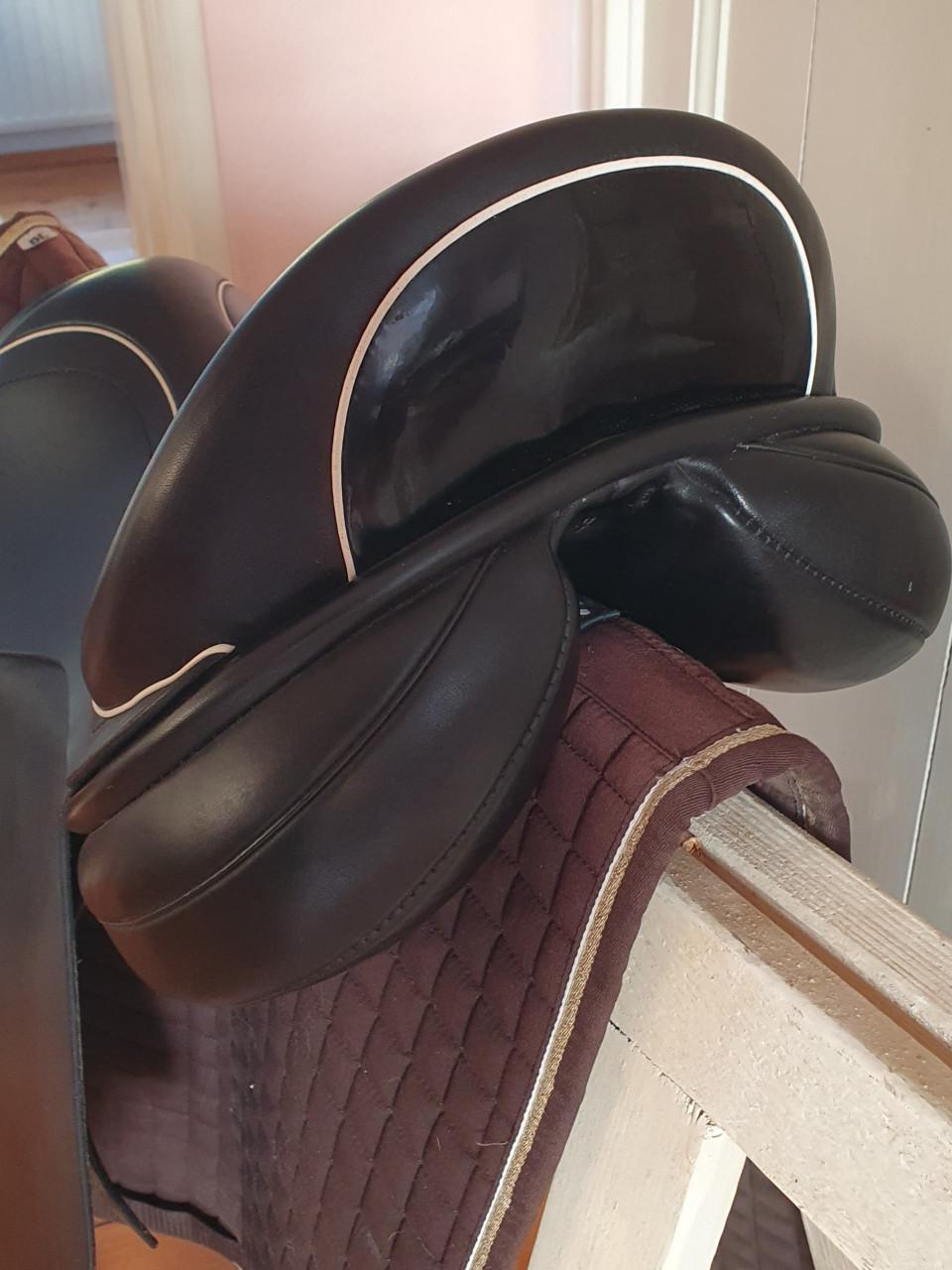 Schutte dressuur zadel 18inch