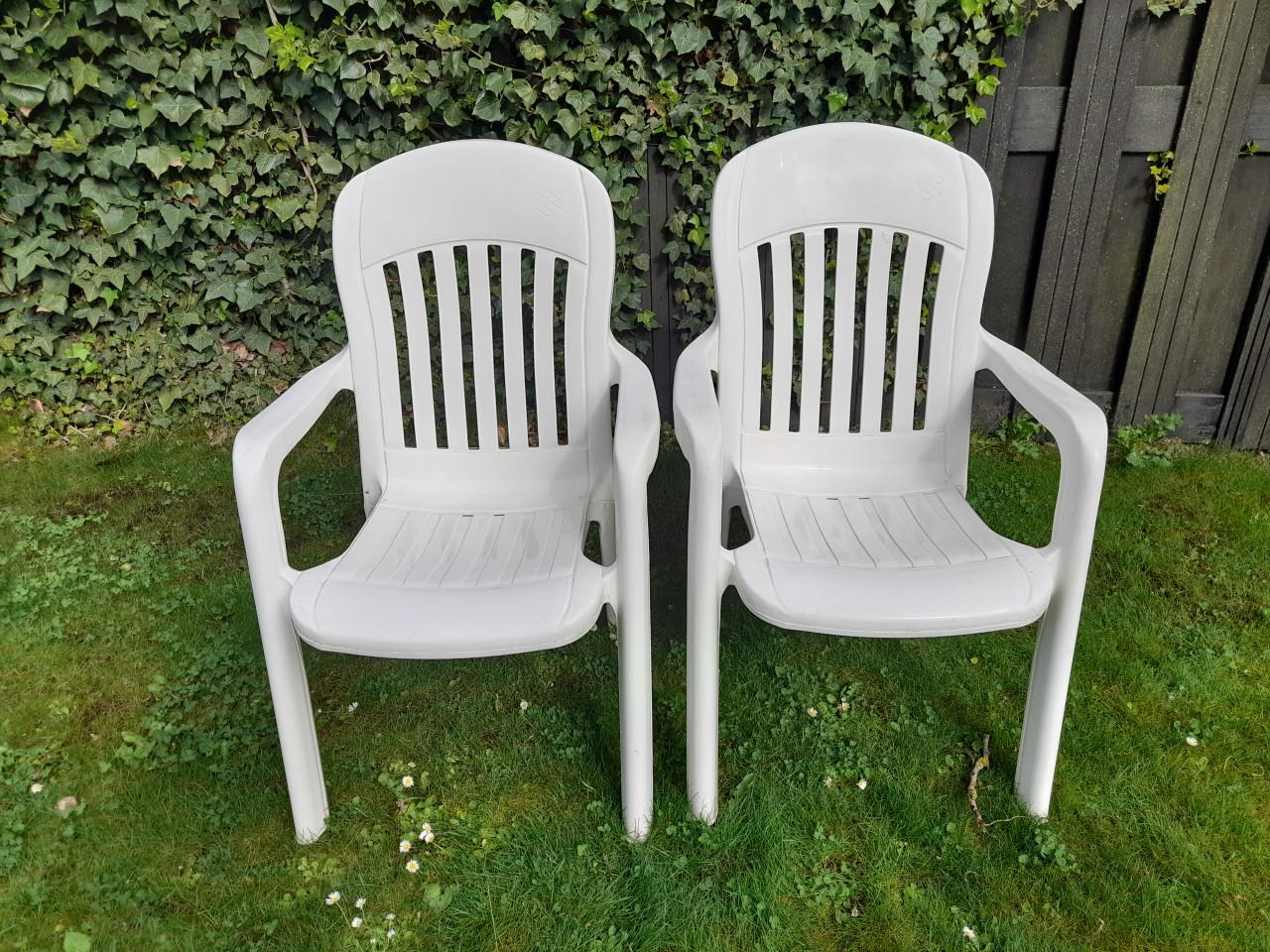 2 Tuinstoelen (stapelbaar) in goede staat