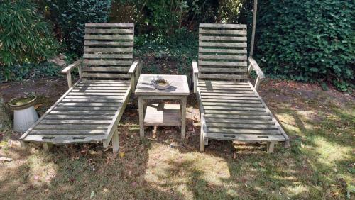 Teakhouten ligbedden met armleuning,  verstelbaar   € 45