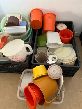Heel veel Tupperware , 2 kratten