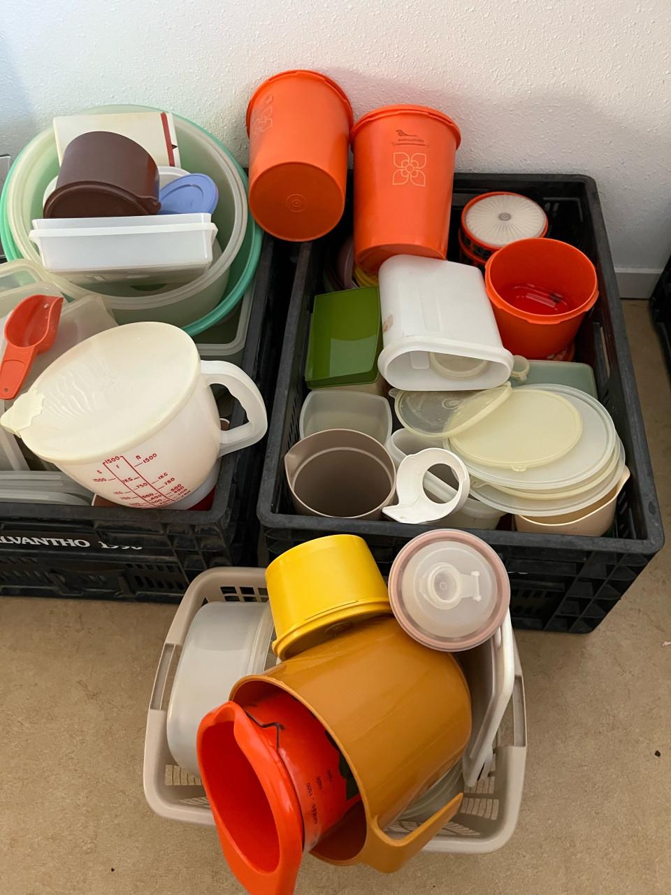 Heel veel Tupperware , 2 kratten