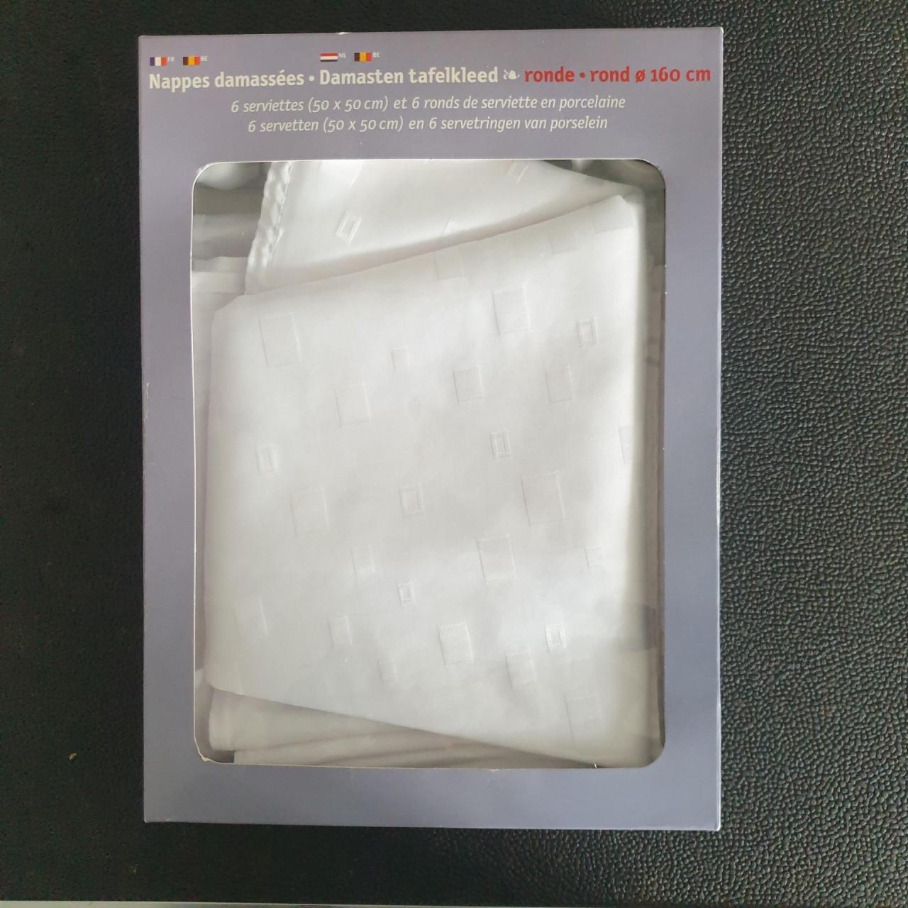 Rond nieuw damasten tafellaken ø 160 +6 servetringen+ 6 servetten 50x50 cm