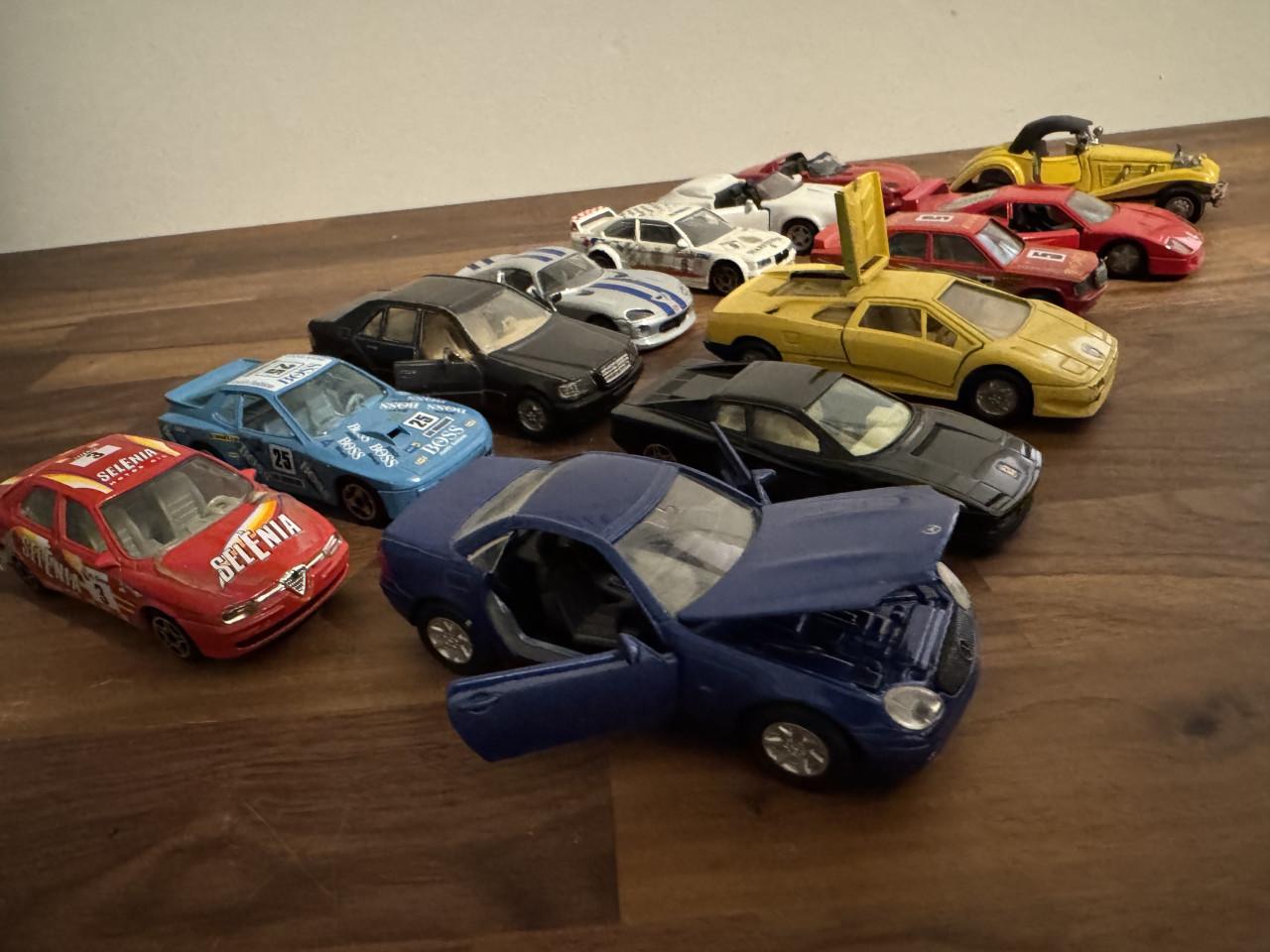 Diverse speelgoed auto's