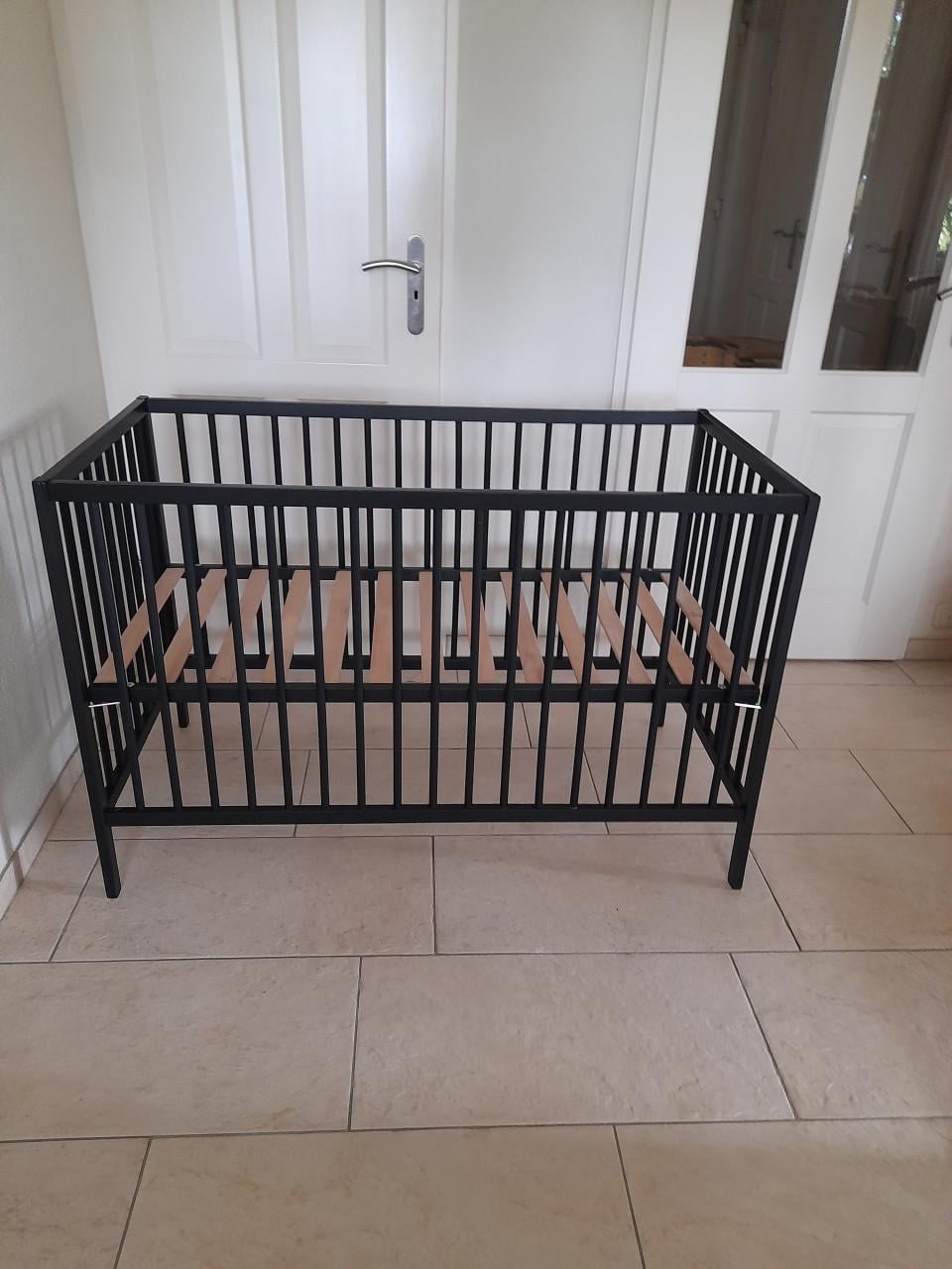 Zwart ledikantje (in goede nette staat )