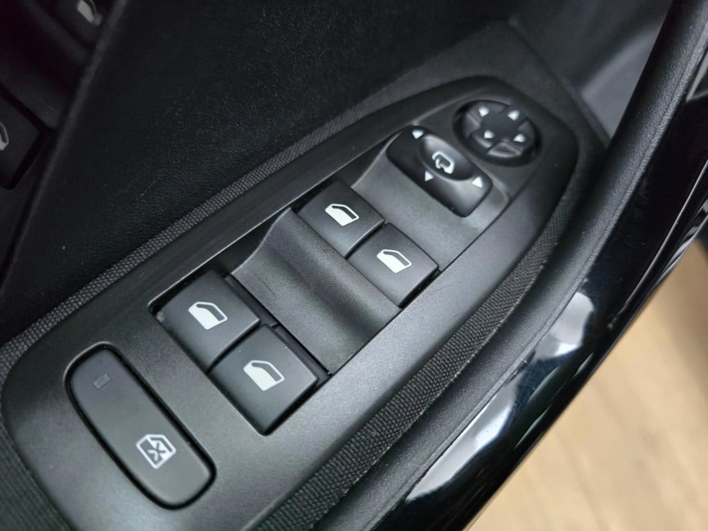 Peugeot 208 occasion 1.2 puretech allure met carplay en cruisecontrol | twe