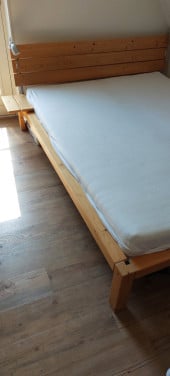 Houten bed met hoofbord