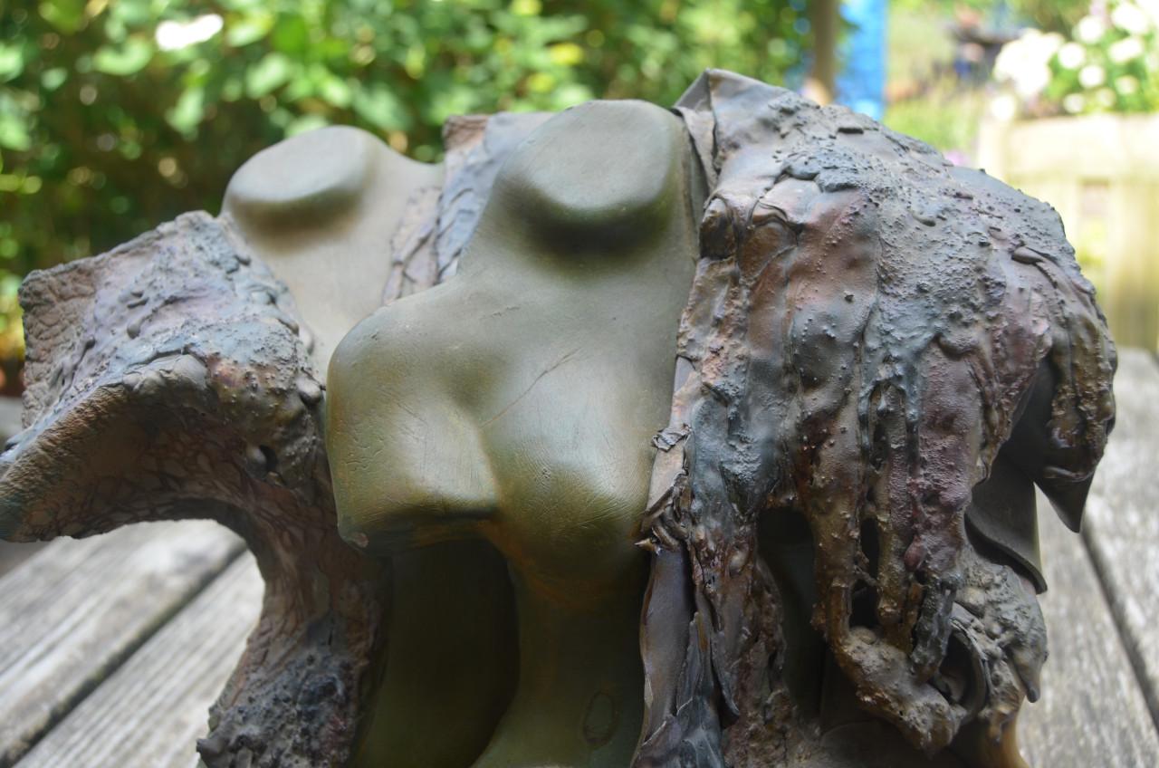 Terracotta en loden beeldengroep van 2 bustes, gesigneerd.