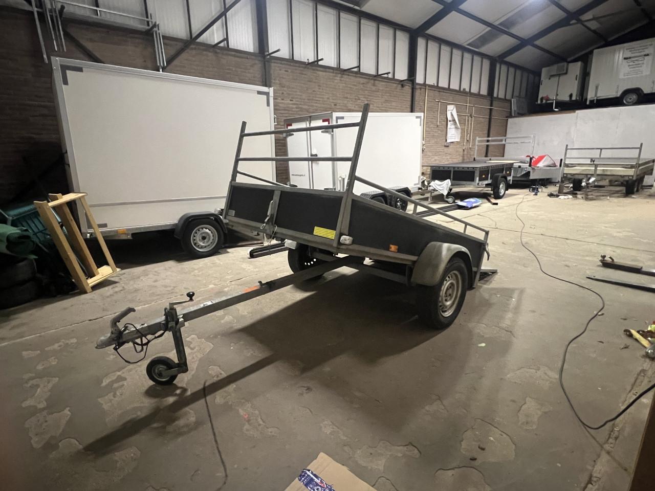 Aanhanger met kip dissel