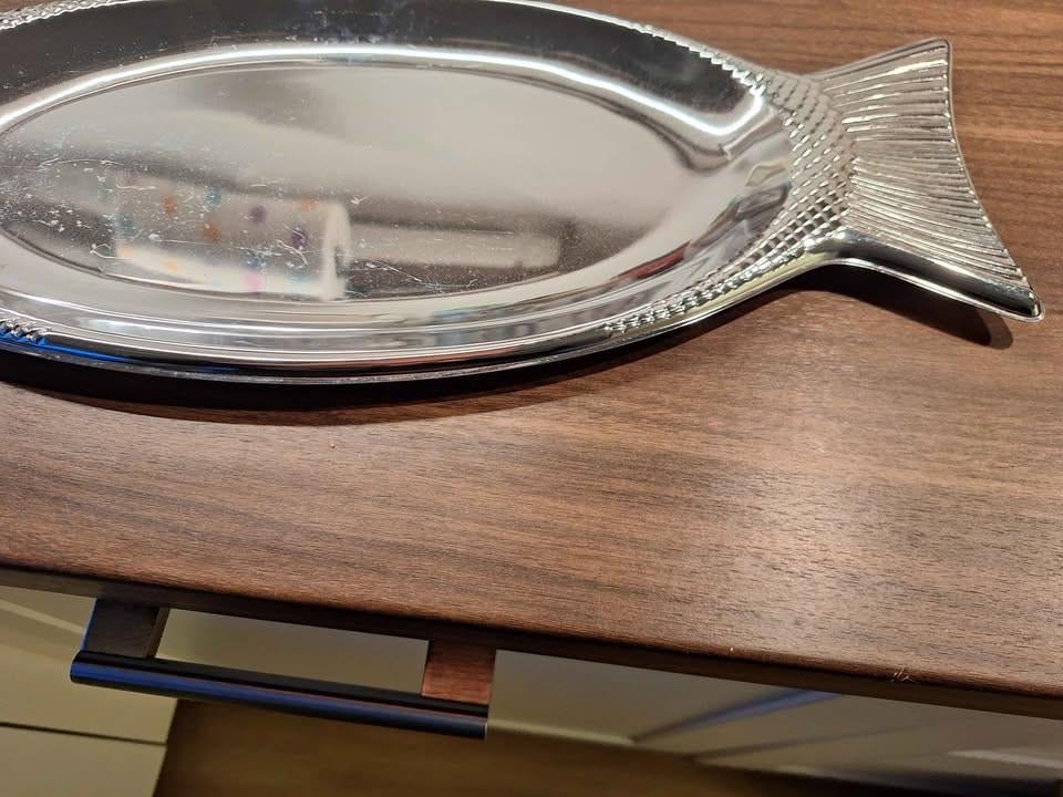 Zilverkleurige visvormige serveerschaal