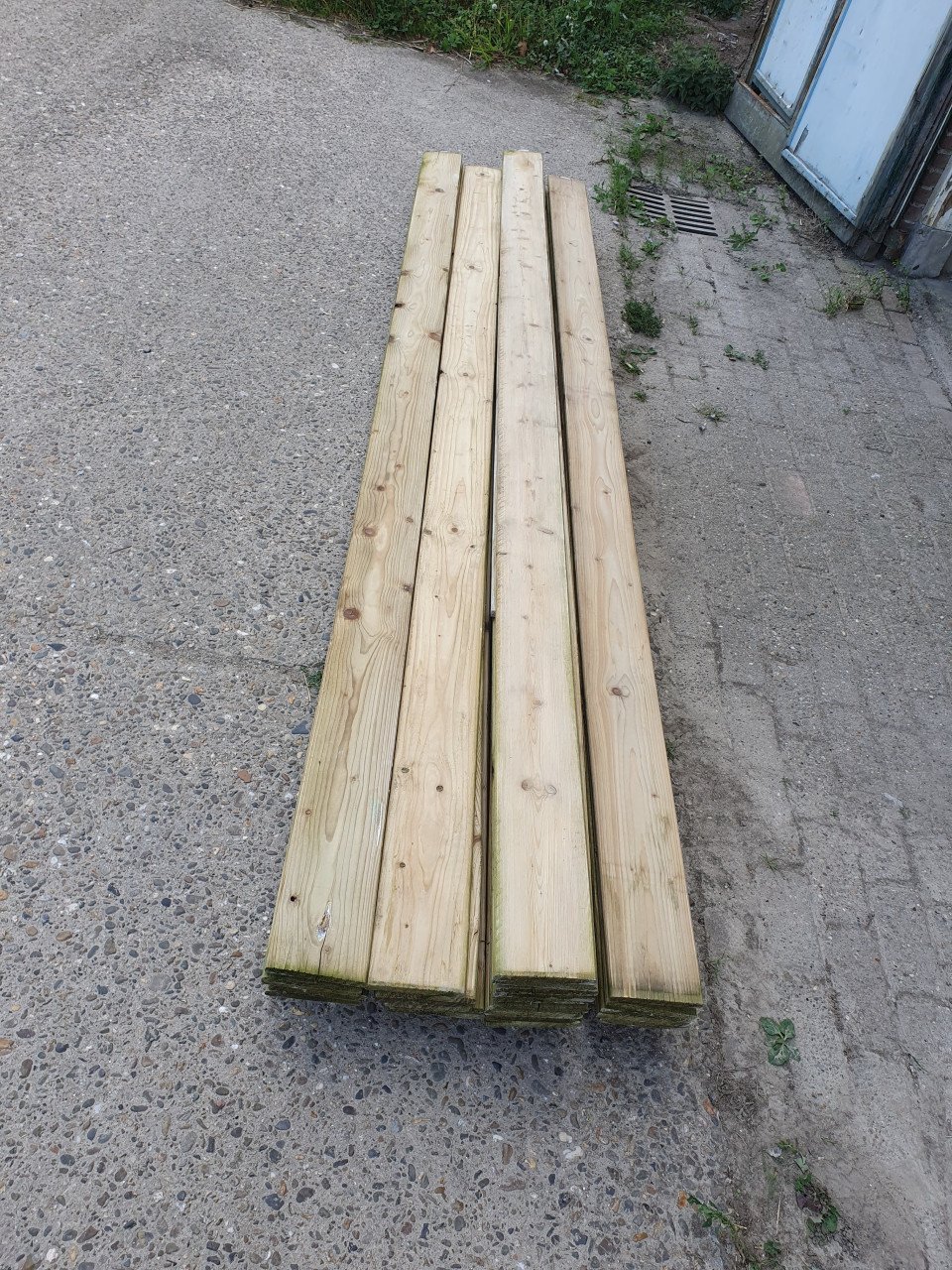 25 planken geïmpregneerd hout van 3 meter lengte.
