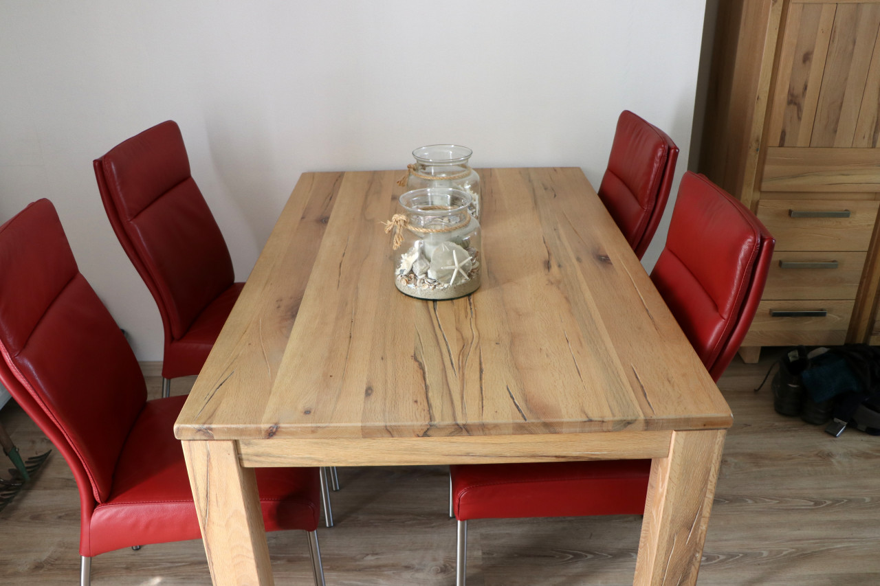 Tafel (Henders & Hazel) + 4 leren stoelen