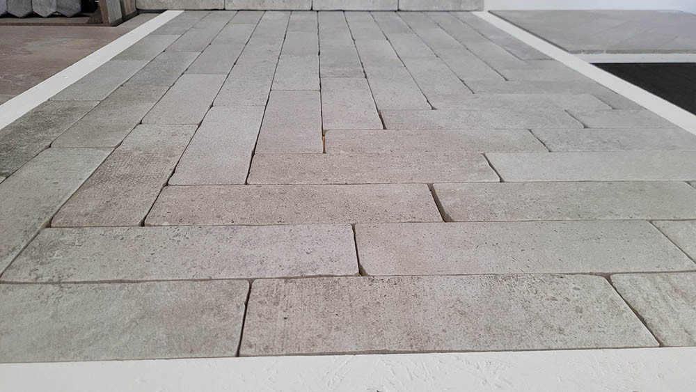 3030-2 ca 36 m² lichtgrijze klinkerstijl tegels, 7,5x25 cm,van € 84,75 voor