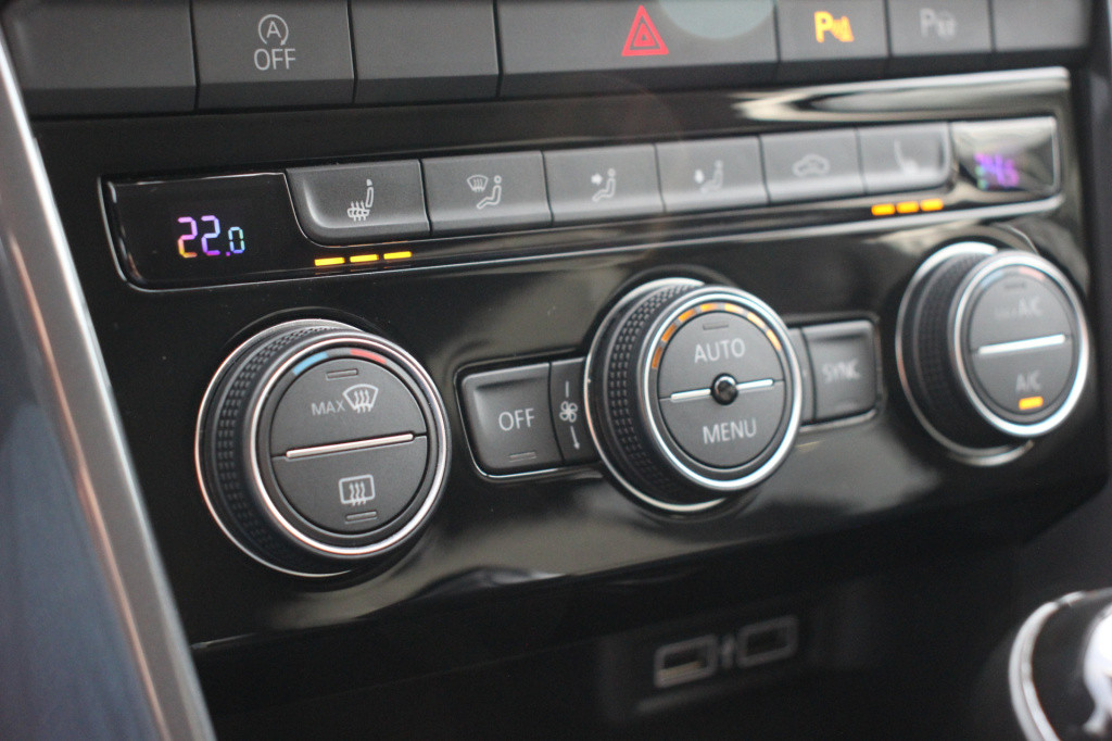 Volkswagen T-roc 1.5 tsi sport | acc | stoelverwarming | carplay |