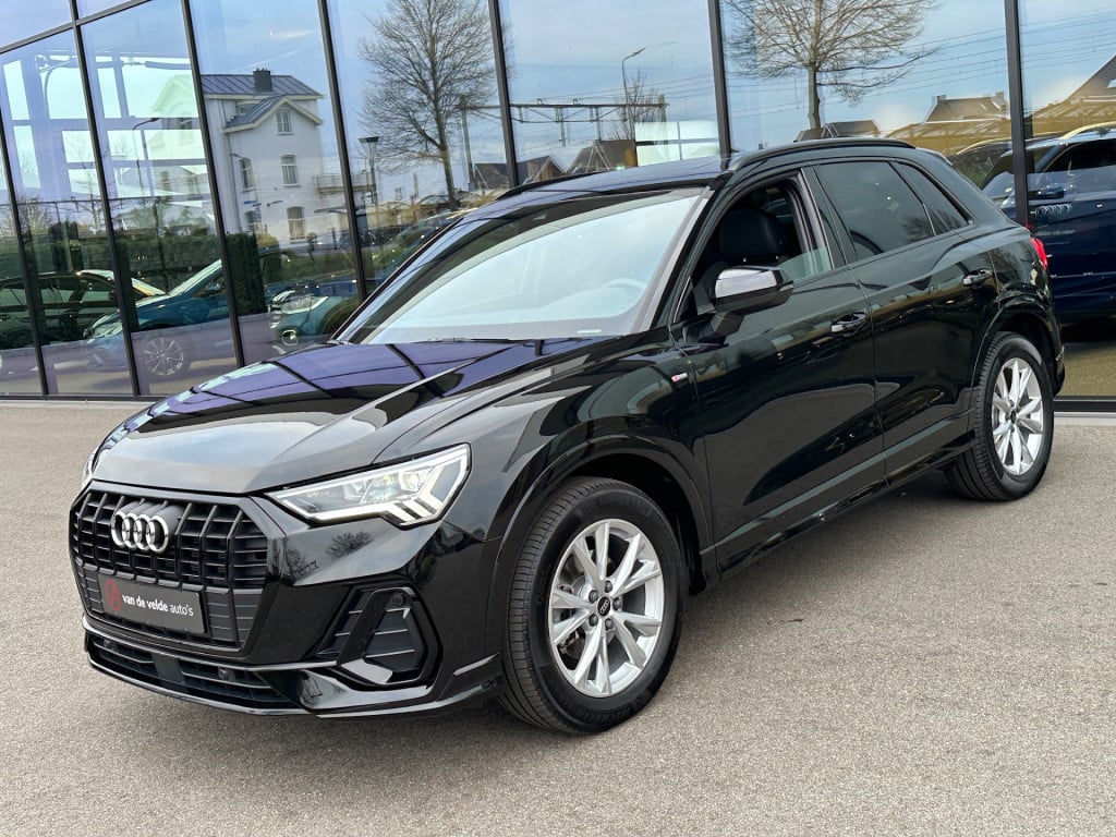 Audi Q3 35 tfsi s-line | panoramadak | zwart optiek | trekhaak | camera | e