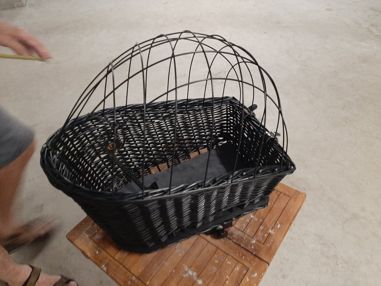 Zwarte hond fietsmand