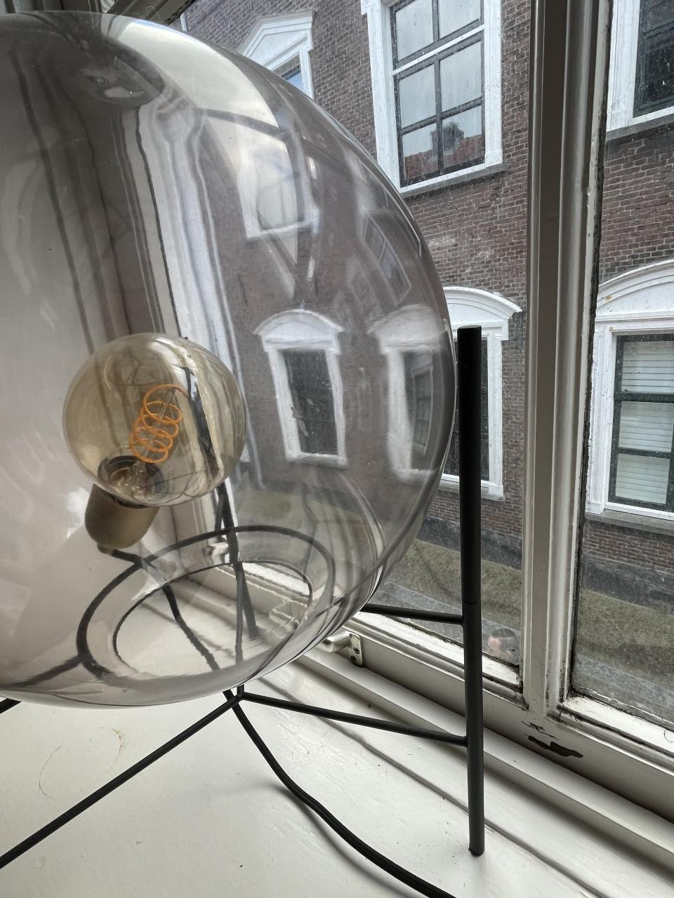 Ophalen! Industriële lamp op driepoot.