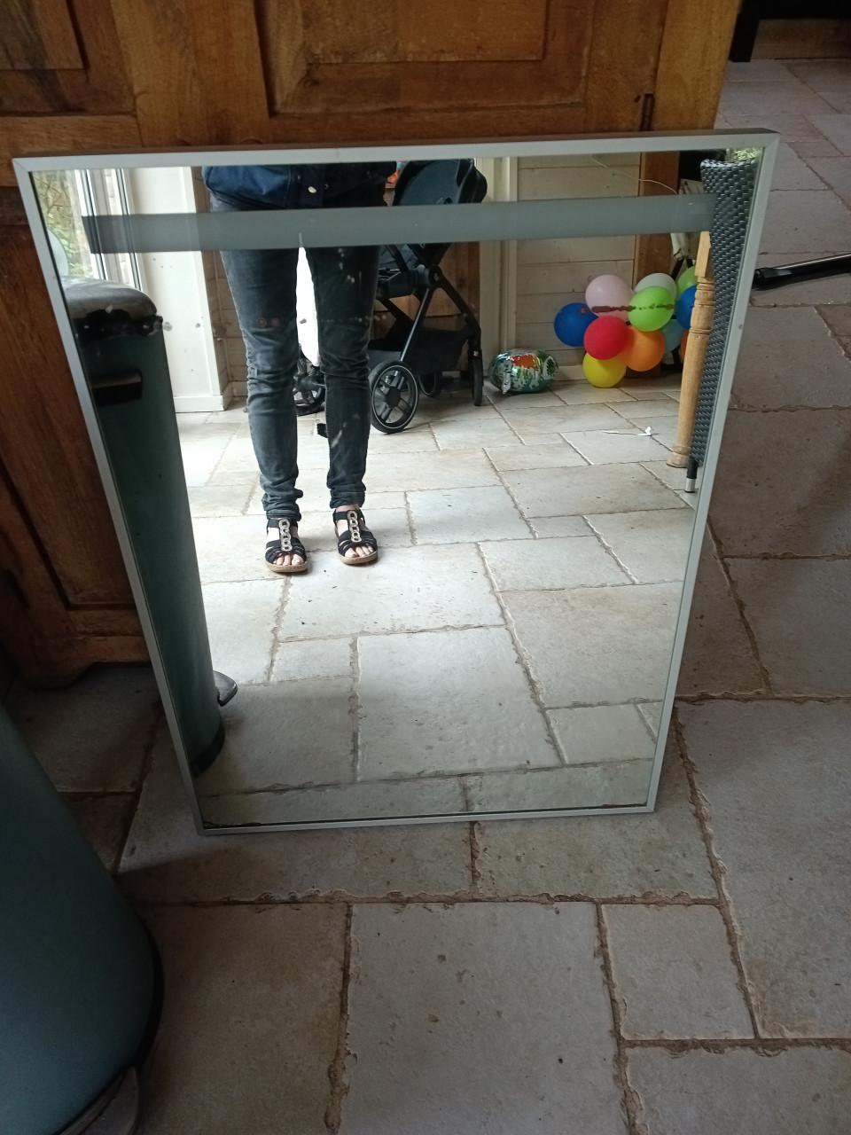 Spiegel met verlichting gratis