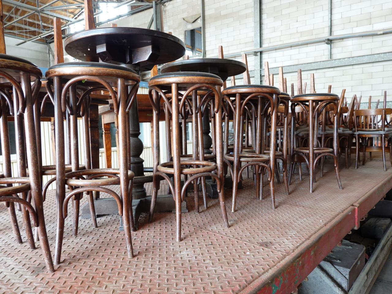Partij horeca meubilair houten tafels, stoelen, bartafels, barkrukken
