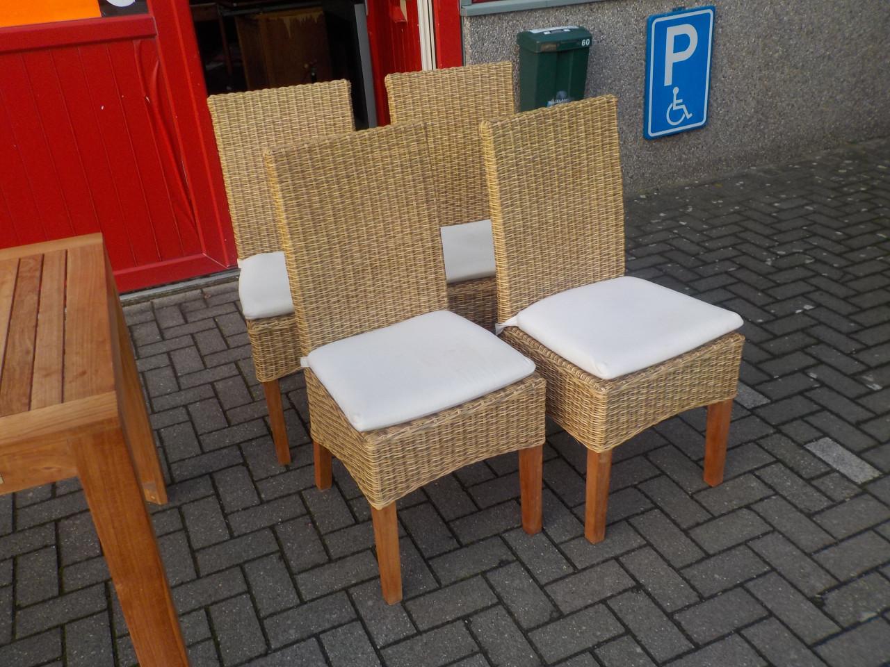 4 mooie kwaliteit stoelen met kussens in zeer goede staat setprijs 75 euro