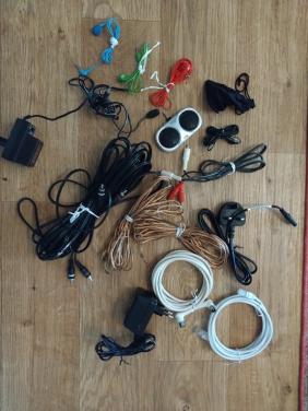 Kabels adapters snoeren etc.