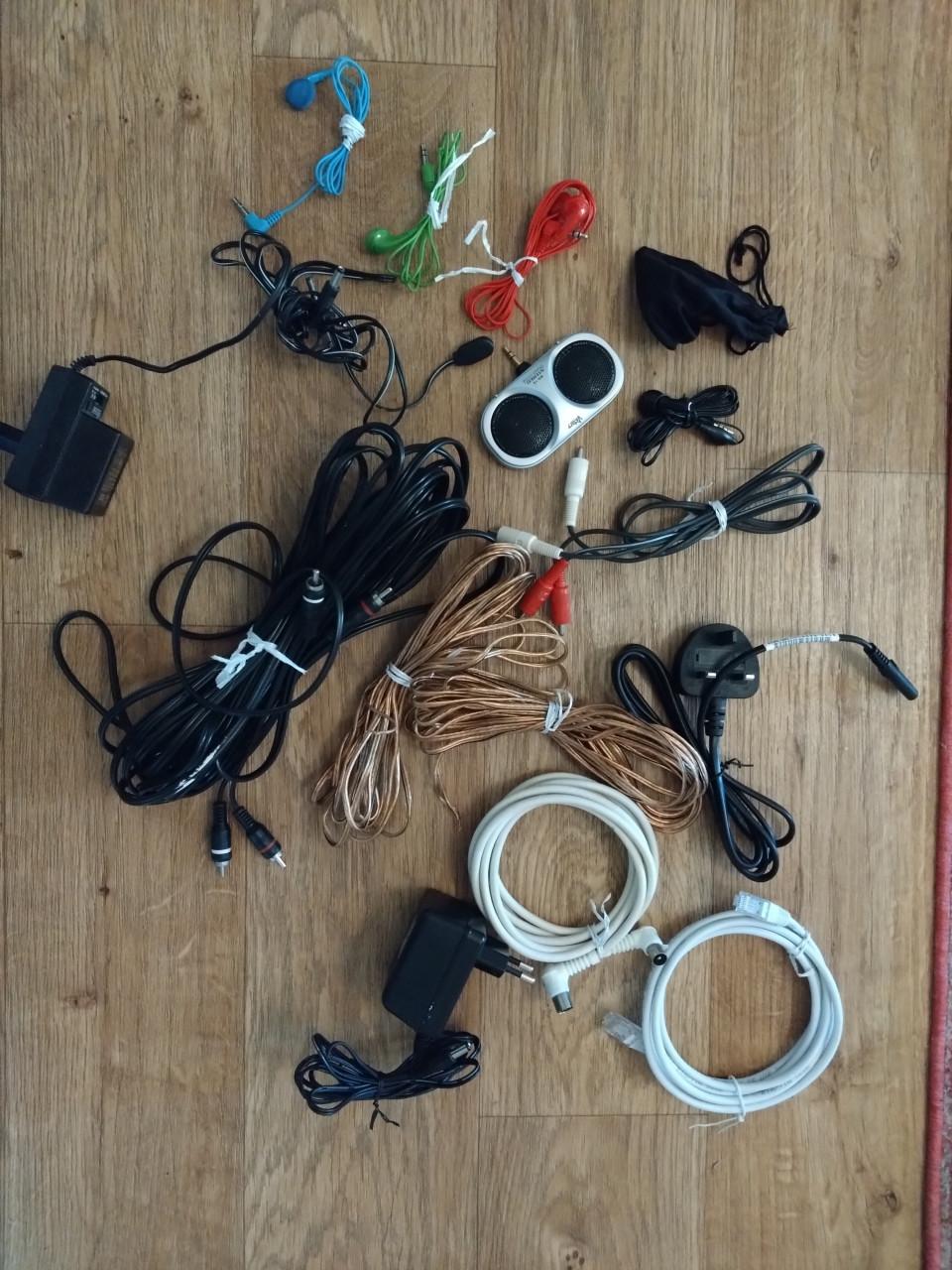 Kabels adapters snoeren etc.