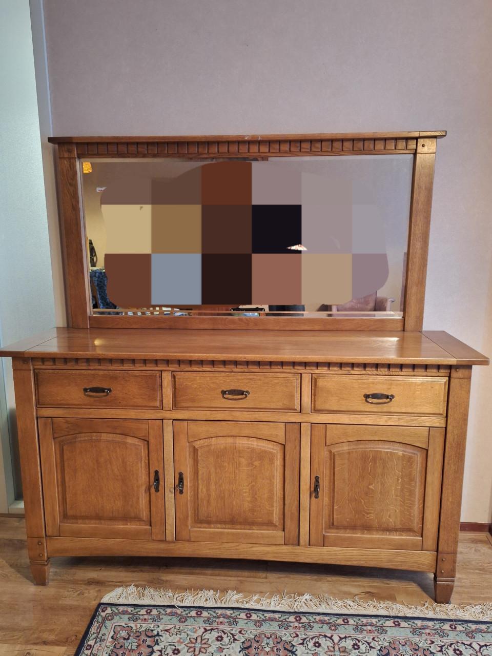 Set woonkamermeubelen  kast, tafelen stoelen eettafel en vitrine kast