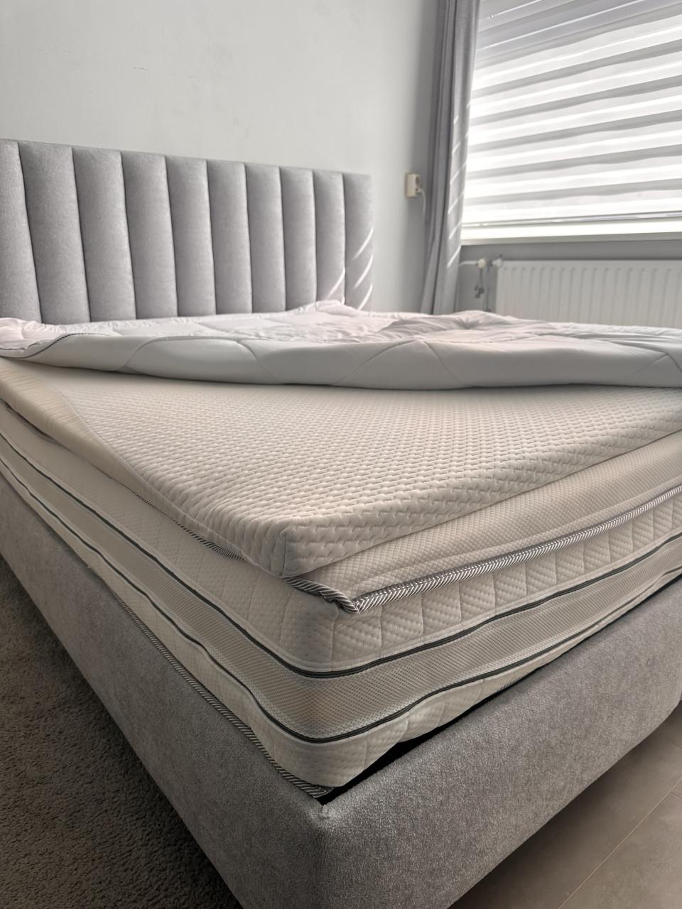 Tweepersoons Boxspring 160x200 is maar 7 Maanden OUd met topper