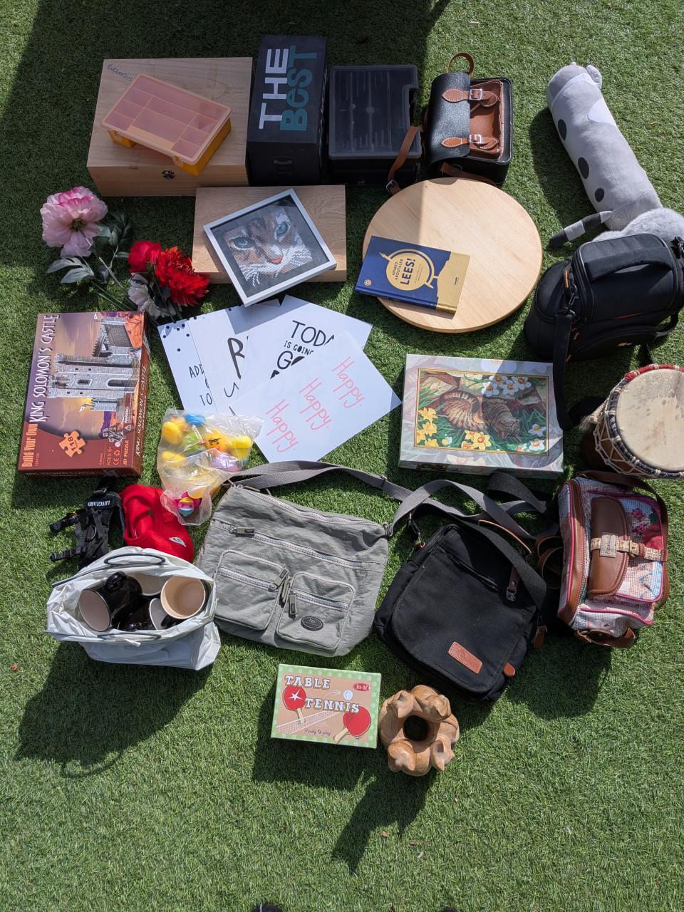 Gratis afhalen: 3 tassen met rommelmarktspullen
